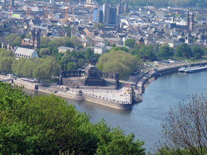 Blick von der Festung Ehrenbreitstein auf das Deutsche Eck in Koblenz. Die Mosel mndet an dieser Stelle in den Rhein.