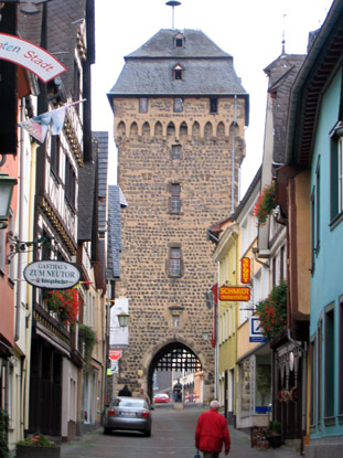 Neutor von Linz am Rhein. Blick von  der Neustrae