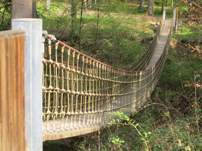 Wanderung am Rhein: 40 m lange Hngebrcke ber die 4 m tiefe Kreuzbach-Schlucht.