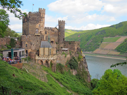 Rhein-Wanderung: Die Burg Rheinstein. Romantisierter Wiederaufbau im 19.  Jh. (1829) auf Veranlassung von Prinz Friedrich von Preuen.