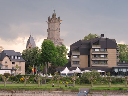 Wanderung auf dem Rheinburgenweg: Blick vom Schiff aus auf die Uferpromenade von Andernach 