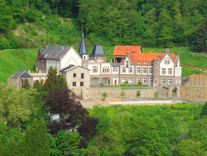 Rheinburgenweg: Schloss Augustaburg (1891) in Brohl-Ltzing hat eine bewegte Geschichte: Knabenpensionat, Reichsfhrerinnenschule, Lager fr jdische Brger und Mietwohnung