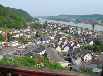 Rheinburgenweg Wandern: Vom Pavillon am Dick Berg blickt man auf Brohl-Ltzing