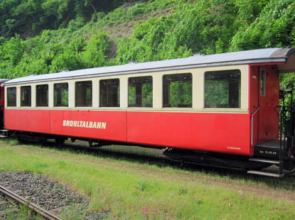 Wandern Rheinburgenweg: Gegenber vom Fernbahnhof in Brohl ist der Haltepunkt fr die Schmalspurbahn des Vulkan-Expresses