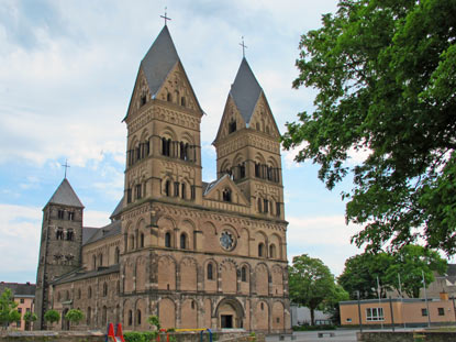 Rheinburgeweg: Die Pfarrkirche Maria Himmelfahrt in Andernach wurde im sptromanischen Stil 1190 bis 1220 erbaut