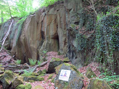 Romischer Steinbruch: Basaltlava wurde von den Rmern zum Bau der Trierer Moselbrcke abgebaut.