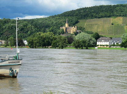 Rheinburgenweg: Uferpromenade von Bad Breisig. Blick auf gegenberliegende Rheinseite mit Schloss Ahrenfels