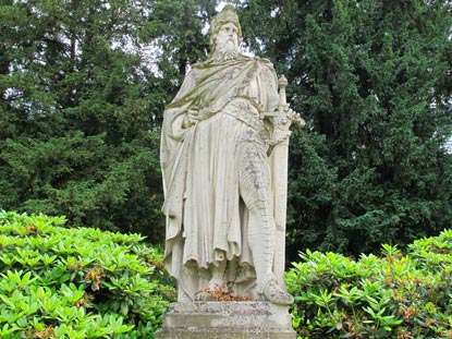 Wandern Rheinburgenweg: Barbarossa Denkmal Kein deutscher Herrscher war so oft in Sinzig wie Barbarossa