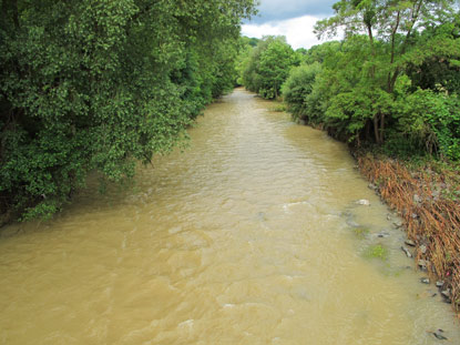 Burgenweg am Rhein: Die Ahr bei Sinzig. Die Ahr mit ihren 85 km ist ein Zufluss des Rheins.