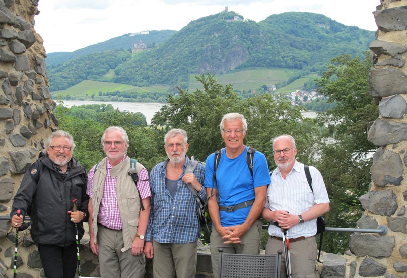 Die Wandergruppe hat das Ziel des Rhein-Burgenwergs, den Rolandsbogen, erreicht