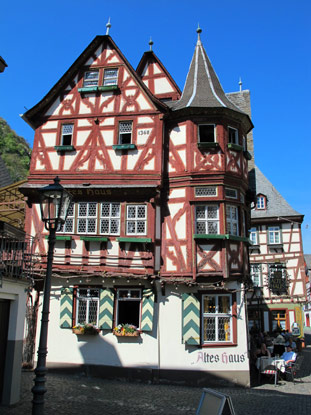Rheinburgenweg: Gasthof "Altes Haus" am Markt von Bacharach