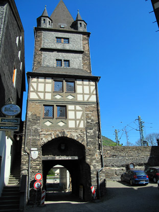 Wandern am Rhein: Bacharch ist zur Rheinseite noch mit einer Stadtmauer umgeben, zu der auch der Marktturm gehrt.