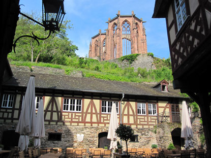 Wandern auf dem Rheinburgenweg: Der historische Posthof von Bacharach