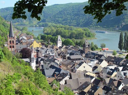 Rheinburgenweg: Beim Abgang von Burg Stahleck hat man diesen Blick auf Bacharach mit seinen alten Stadttrmen und der St. Peter-Kirche 