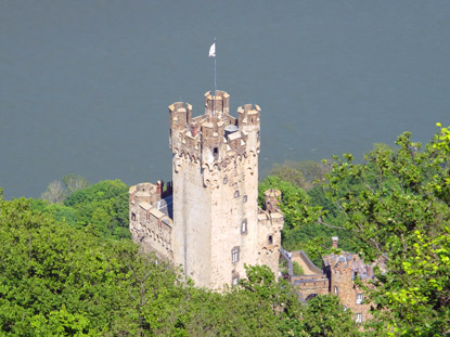 Wanderung linke Rheinseite: Unterhalb des Aussichtsturms befindet sich die Burg Sooneck