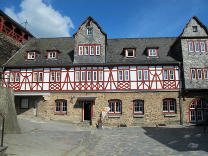 Rheinburgenweg-Wanderung: Langhaus der Burg Stahleck stammt aus dem Jahre 1925