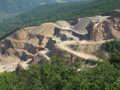Rheinburgenweg-Wanderung: Vom Aussichtsturm hat man Sicht auf den Steinbruch fr Grauwacke