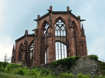 Rheinburgenweg-Wanderung: Die unvollendet gebliebene gotische Wernerkapelle in Bacharach am Rhein