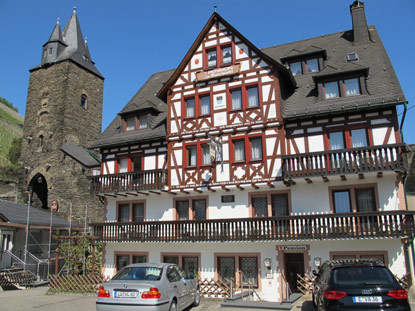 Auf dem Weg nach Oberwesel passieren wir Pension "Im Malerwinkel" und das Steeger Tor