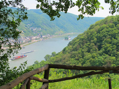 Rheinburgenweg: Auf der gegenberliegenden Rheinseite ist Kaub. Im Hintergrund die Pfalzgrafenstein.