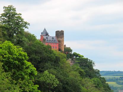 Wanderung am Rhein: Die von dem Deutsch-Amerikaner Major Oakley Rhinelander im 19. Jh. wieder aufgebaute Schnburg bei Oberwesel.