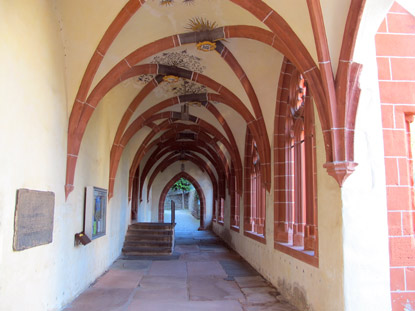 Rheinburgenweg: Der Kreuzgang der Liebfrauenkirche in Oberwesel