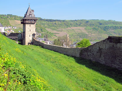 Wanderung auf dem Rheinburgenweg:  In Oberwesel sind noch groe Teile der Stadtmauer einschlielich der Wehrtrme vorhanden.