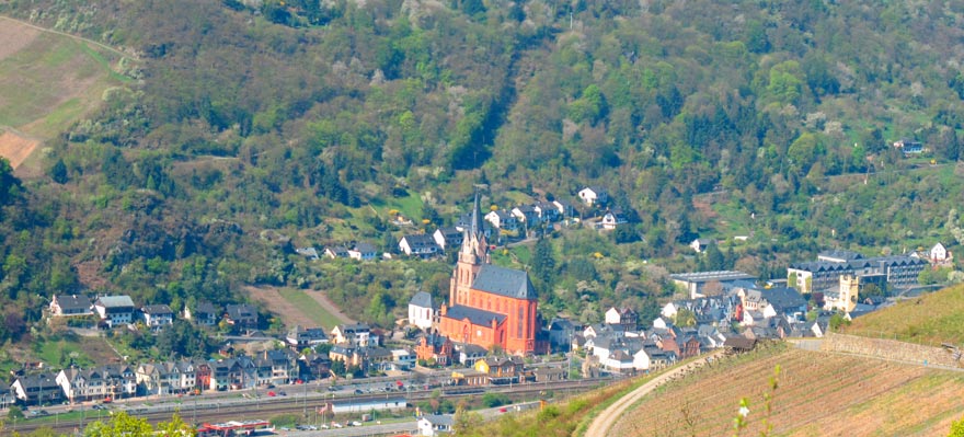 Rheinburgenweg: Oberwesel - Stadt der Trme und des Weins Insgesamt 16 Wehrtrme sind noch vorhanden. Der Ort gehrt zu den grten Weinbaugemeinden am Mittelrhein.