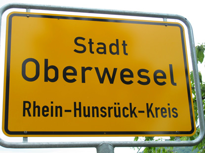 Unterwegs auf dem Rheinburgenweg: Straenschild von Oberwesel.