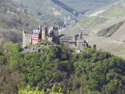 Rheinburgenweg: Von der gegenberliegenden Rheinseite hat man diese Sicht auf die Schnburg.