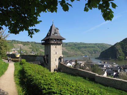 Der RheinBurgenWeg verluft entlang der Stadtmauer von Oberwesel. 