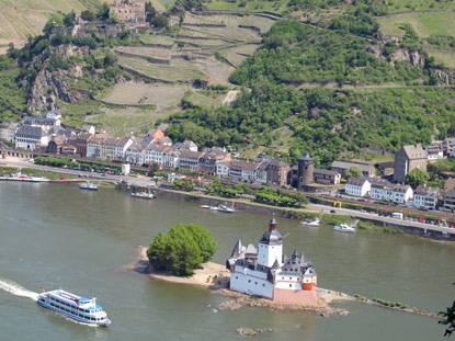 Wanderung linke Rheinseite: Unterhalb des Aussichtspunktes "Blcherblick" sieht man auf die ehemalige unzerstrte Zollstelle Pfalzgrafenstein und Kaub