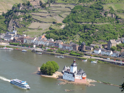 Wanderung linke Rheinseite: Unterhalb des Aussichtspunktes "Blcherblick" sieht man auf die ehemalige unzerstrte Zollstelle Pfalzgrafenstein und Kaub