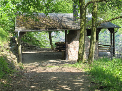 Rheinburgenweg: Am Aussichtspunkt "Sauzahn" ist eine Schutzhtte mit Grill.