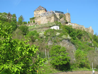 Rheinburgenweg: Von der Rheinpromenade in St. Goar blickt man auf die  Burg Rheinfels