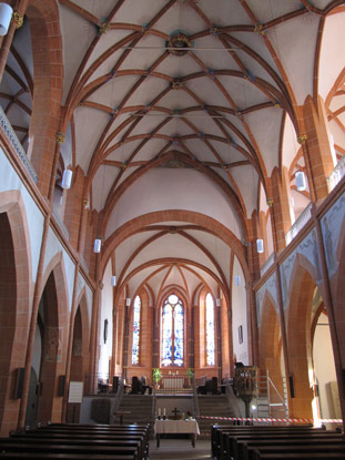 Wandern Rheinburgenweg: Das Kircheninnere der Stiftskirche von St. Goar.