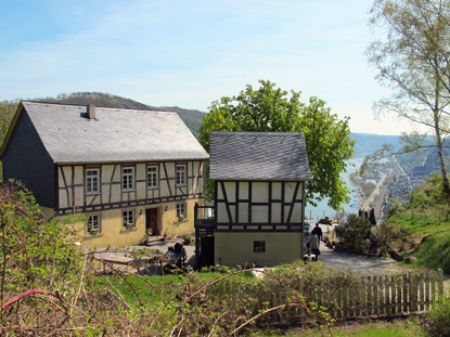 Rheinburgenweg-Wanderng: Das Gnderodhaus am Siebenjungfrauenblick war Kulisse zu dem 6-teiligen TV-Film "Heimat 3". 