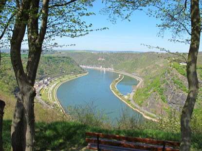 Auf dem Rhein-Burgenweg: Vom Loreleyblick Maria Ruh beim Ort Urbar hat man Sicht auf die Loreley (rechts) und im Hintergrund auf St. Goarshausen