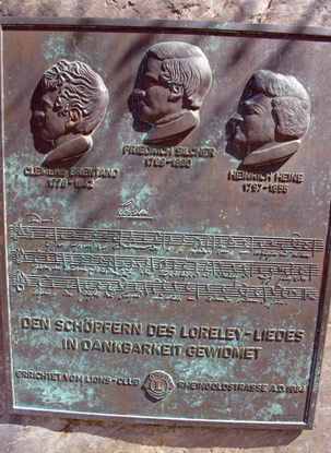 Rheinburgenweg: Am Loreleyblick weist eine Tafel auf die Schpfer des Loreley-Liedes.