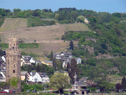 Wanderung am Rhein: Der Ochsenturm von Oberwesel und am oberen Bildrand das Gnderode-Filmhaus
