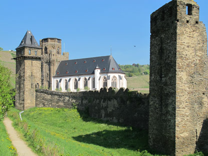 Rheinburgenweg: Stadtmauer von Oberwesel und im Hintergrund die Pfarrkirche St. Martin ("Weie Kirche")