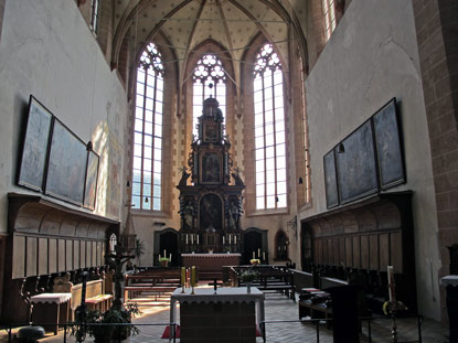 Wanderung Rheinburgenweg: Der Altarraum der katholischen Pfarrkirche St. Martin in Oberwesel 