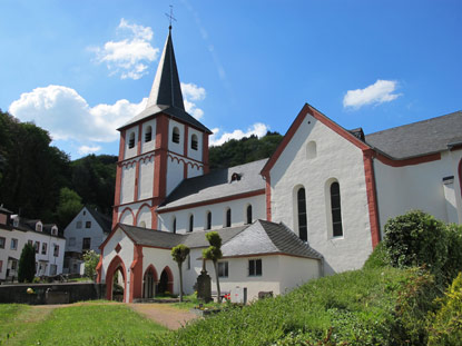 Wandern am Rhein: Katholische Pfarrkirche St. Bartholomus in Hirzenach