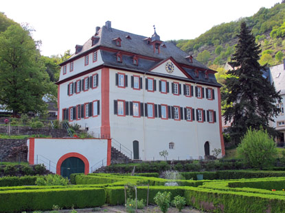 Rheinburgenweg: Das Propsteigebude  und der barock gestaltete Propsteigarten in Hirzenach