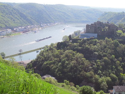 Wandern am Rhein: Burg Rheinfels oberhalb von Grndelbach