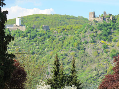 Auf dem Rheinburgenweg: Die Burgen Sterrenberg und Liebenstein werden als die "Zwei Feindlichen Brder" bezeichnet.