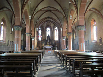 Wandern Rheinburgenweg: Innenraum  der Sankt gidus Kirche in Bad Salzig