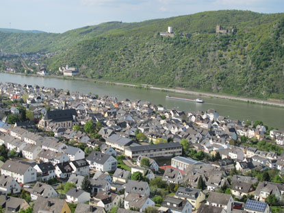 Rheinburgenweg: Bad Salzig  liegt vor uns. Auf dr anderen Rheinseite die "Zwei Feindlichen Brder"
