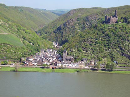 Rheinburgenweg: Der  Ort Wellmich die Hhenburg Maus 