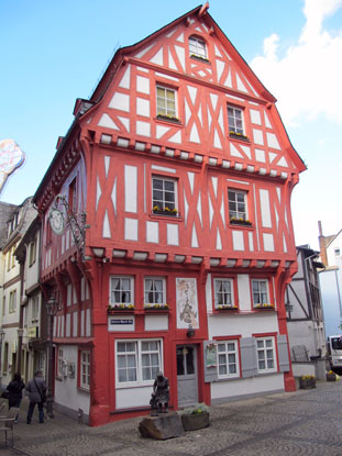 Rheinburgenweg: Boppard, In diesem Fachwerkhaus konnten  Kinder nach der Schule pfennigweise Sigkeiten kaufen.